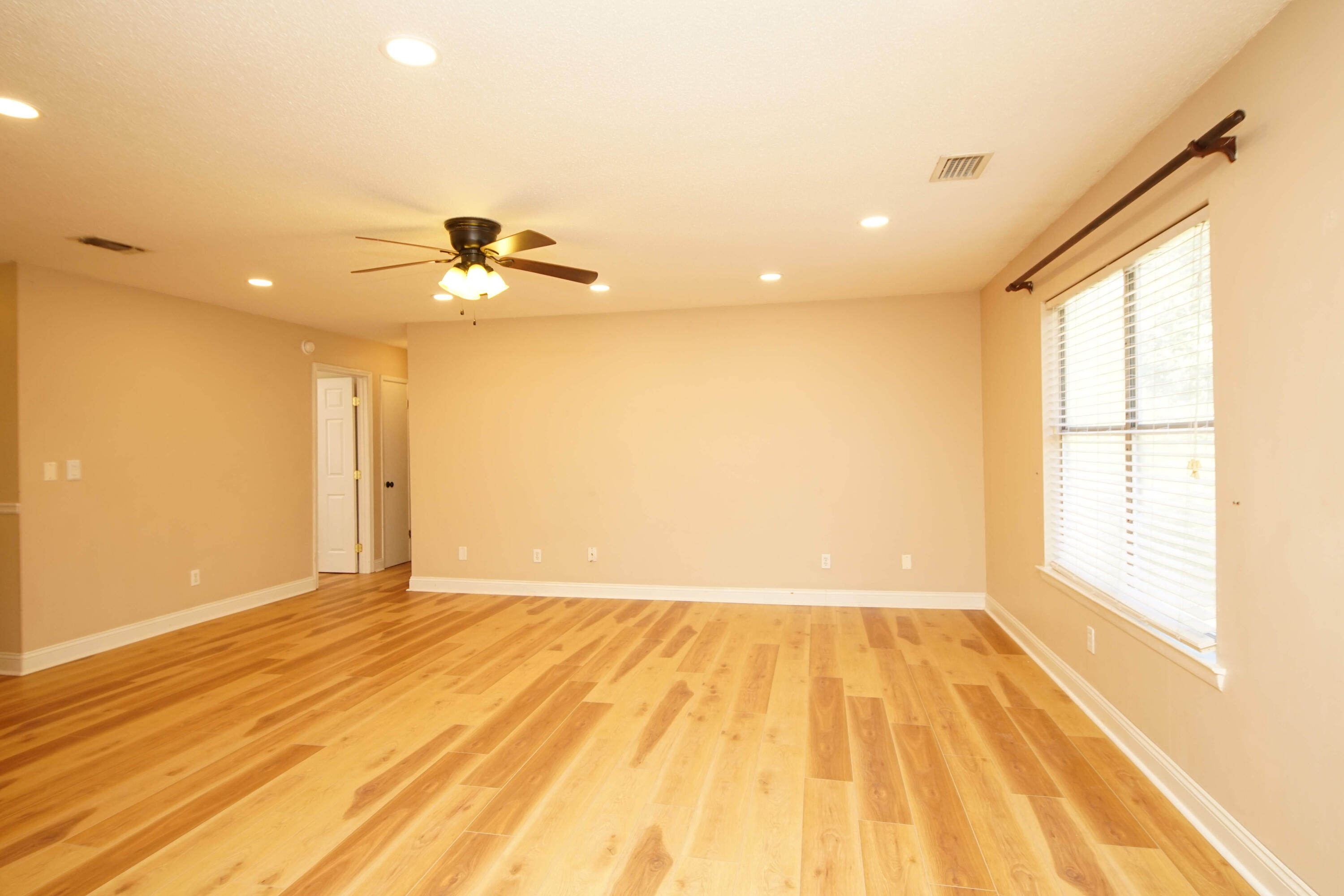 583 Woodlow Road Niceville, FL 32578 - Photo 8 of 35 583WoodlowLiving7