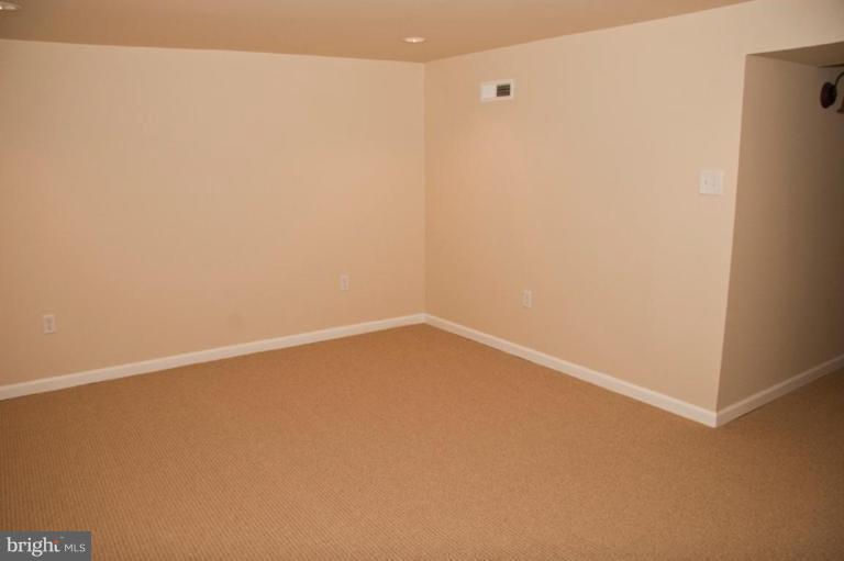 4803 Melbourne Road Baltimore, MD 21229 - Photo 12 of 20 Family Room