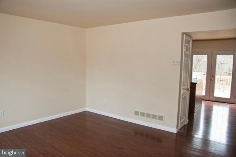 4803 Melbourne Road Baltimore, MD 21229 - Photo 6 of 20 Living Room