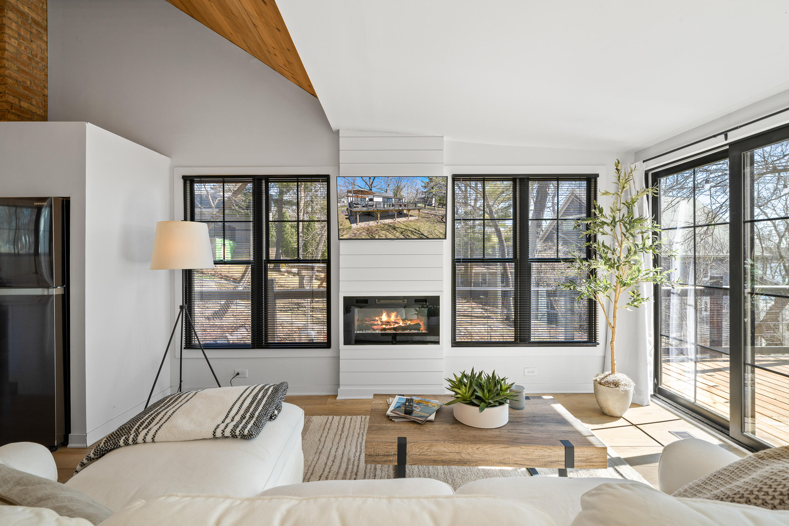 2804 Willow Point Drive Delavan, WI 53115 - Photo 8 of 52 House 2 Living Room