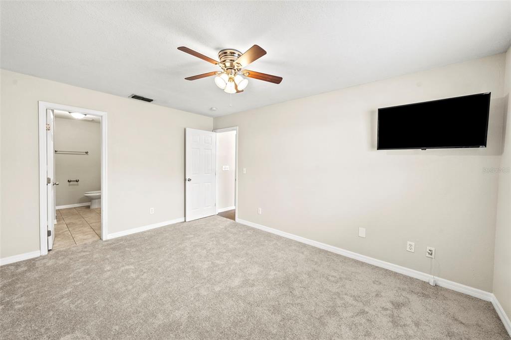 6601 North Elizabeth Street Tampa, FL 33604 - Photo 17 of 35 an empty room with closet and a flat screen tv