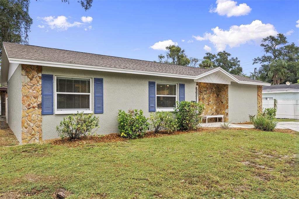 6601 North Elizabeth Street Tampa, FL 33604 - Photo 34 of 35 a front view of a house with garden