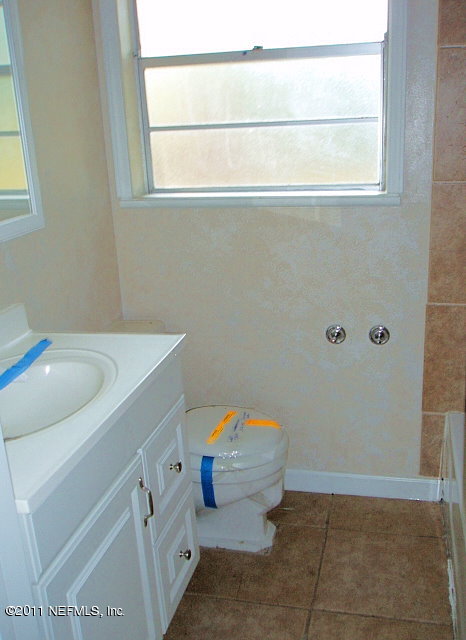 6876 Camelot Road Jacksonville, FL 32211 - Photo 9 of 11 a utility room with dryer and washer