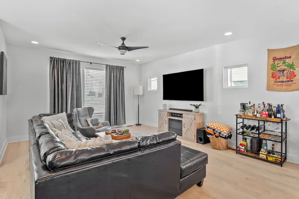 $2,595 | 211 Eisenhower Drive, Nashville, TN 37211