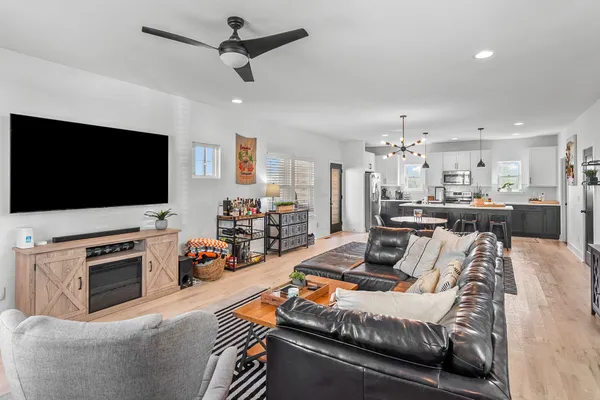 $2,595 | 211 Eisenhower Drive, Nashville, TN 37211