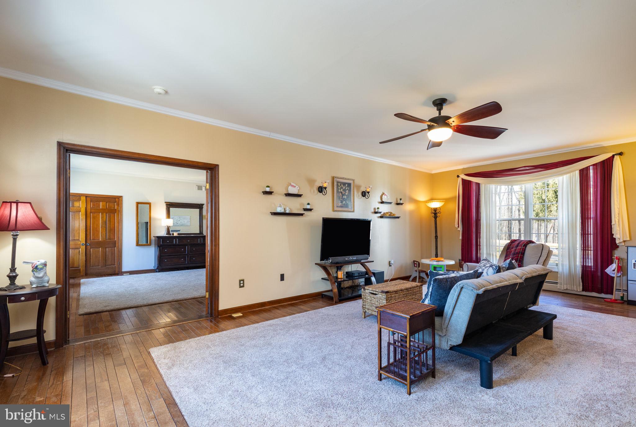 13827 Bottom Road Hydes, MD 21082 - Photo 11 of 57 Living room