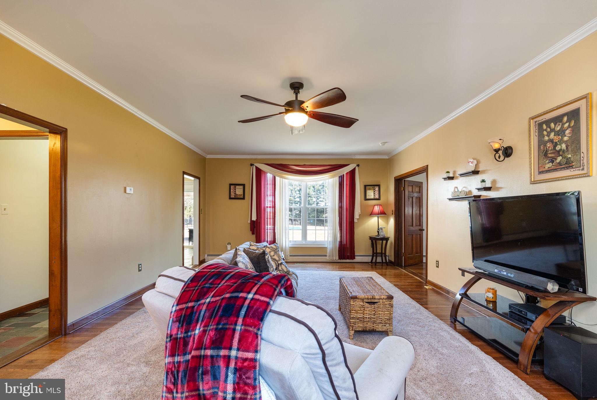 13827 Bottom Road Hydes, MD 21082 - Photo 12 of 57 LIving room