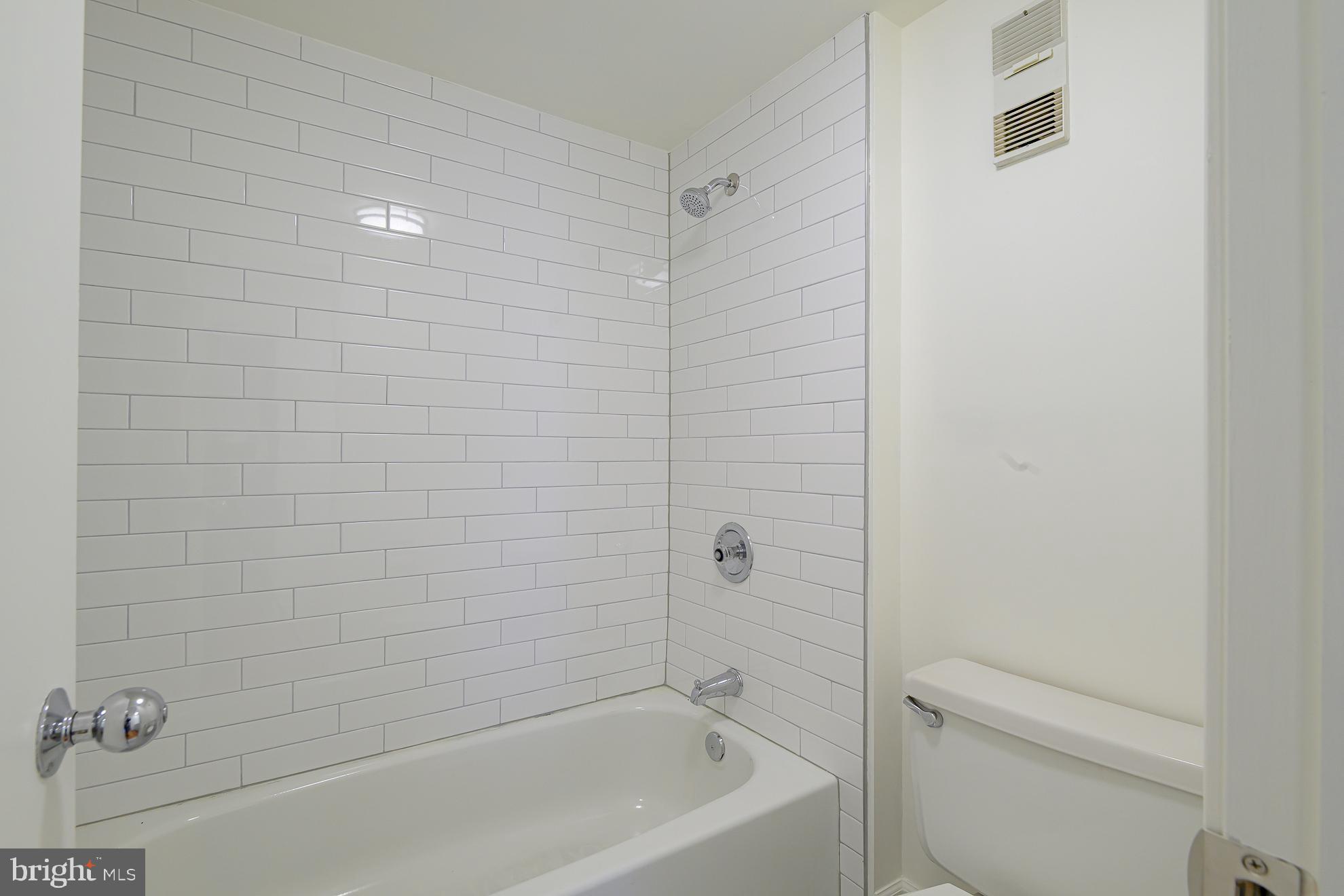 1016 South Wayne Street, Unit 604 Arlington, VA 22204 - Photo 37 of 42 a bathroom with a bathtub and a toilet