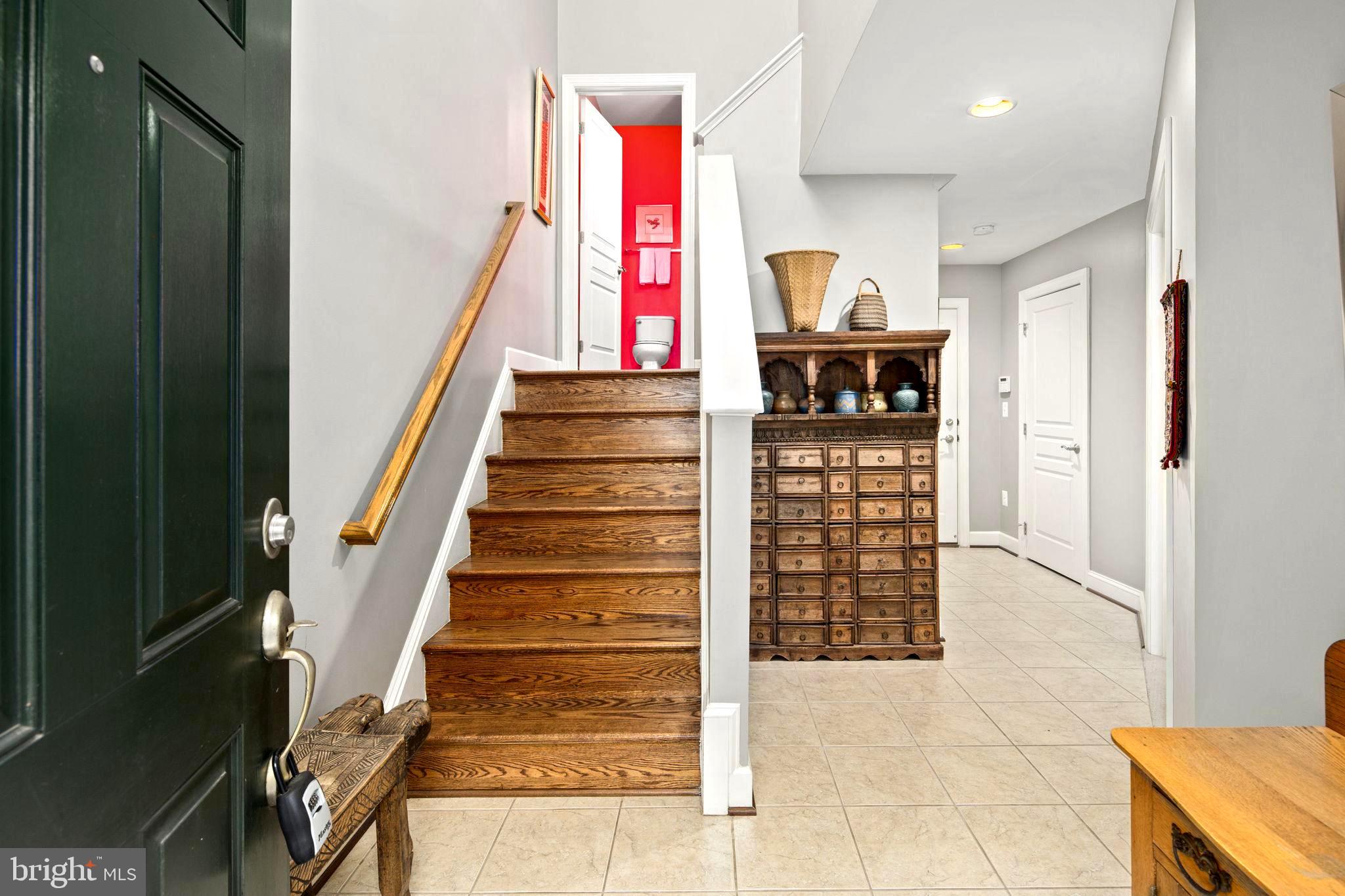 3343 Kemper Road Arlington, VA 22206 - Photo 8 of 40 Entry foyer
