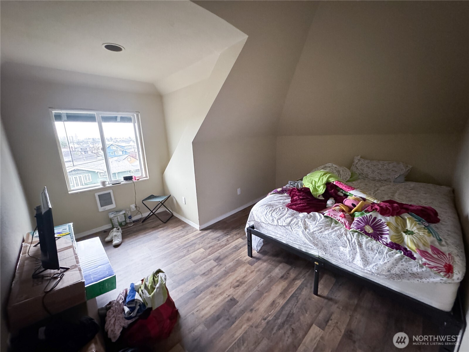 220 West 4th Street Aberdeen, WA 98520 - Photo 22 of 26 a bedroom with a bed and a window