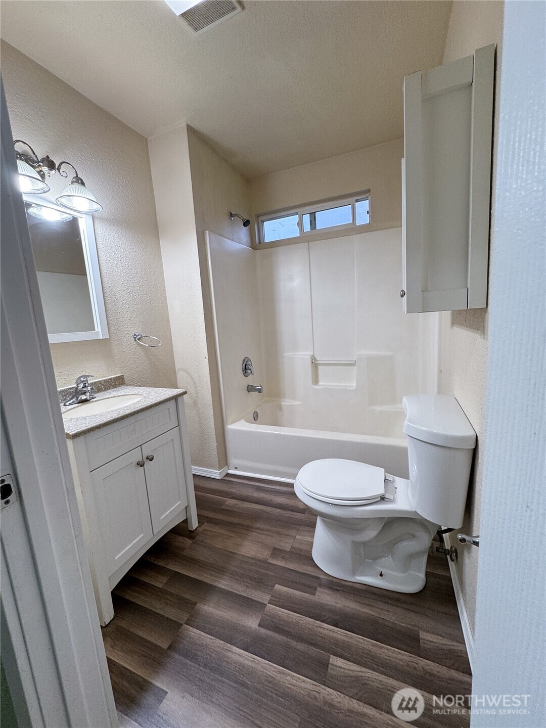220 West 4th Street Aberdeen, WA 98520 - Photo 9 of 26 a bathroom with a toilet a sink and bathtub