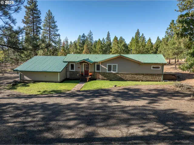 a view of front a house with a yard