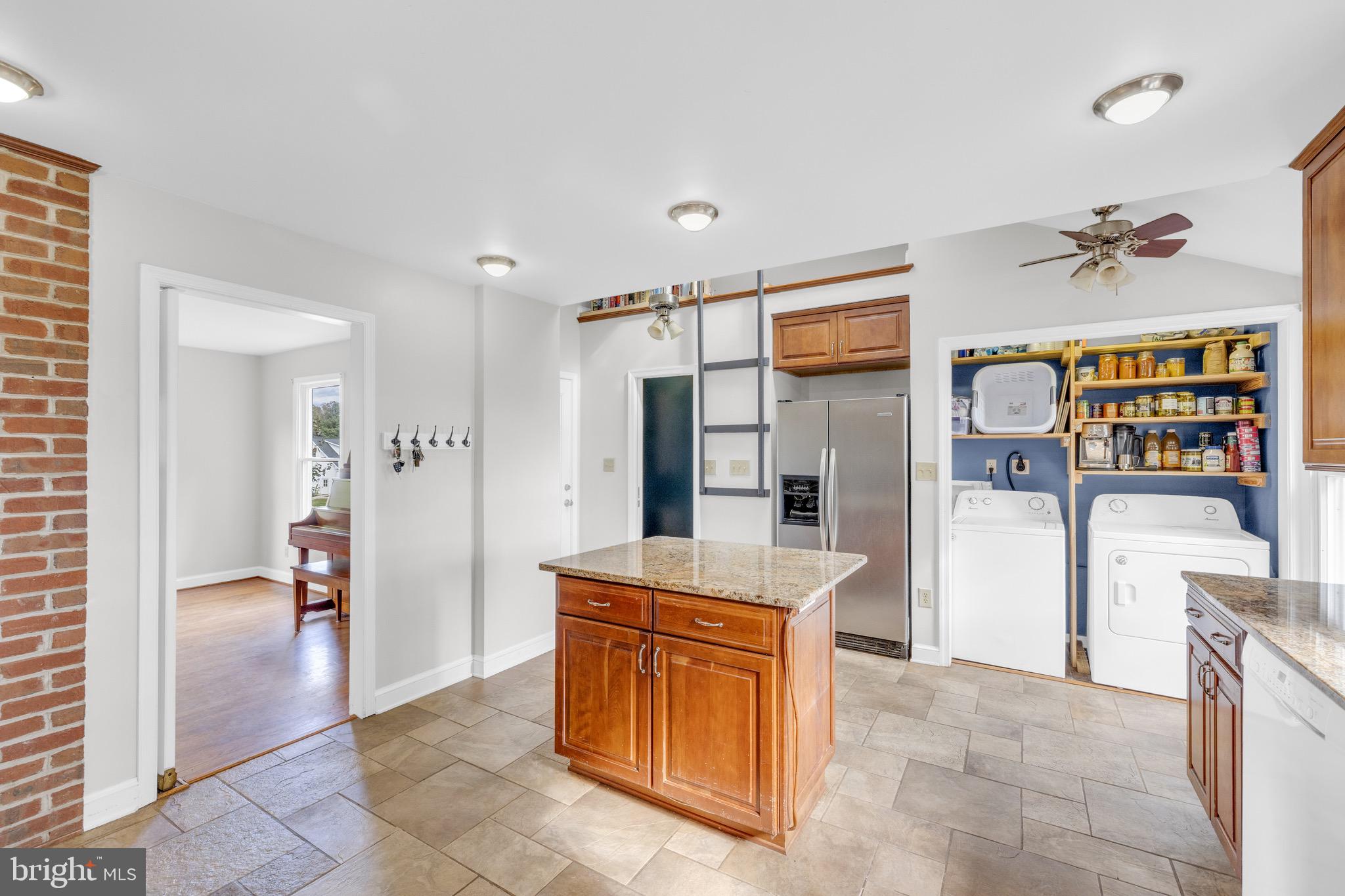 8729 Green Road Warrenton, VA 20187 - Photo 17 of 42 a large bathroom with a tub sink and mirror