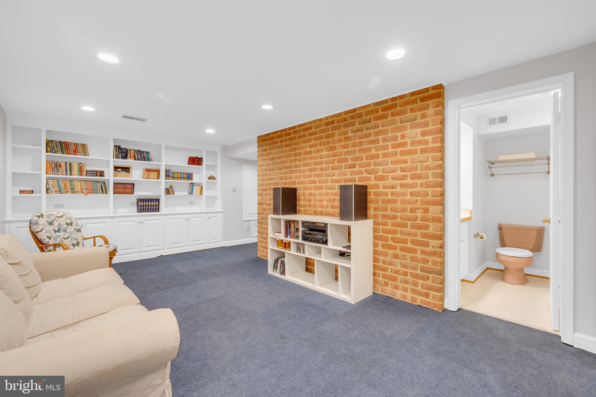 8729 Green Road Warrenton, VA 20187 - Photo 35 of 42 a living room with furniture and white walls