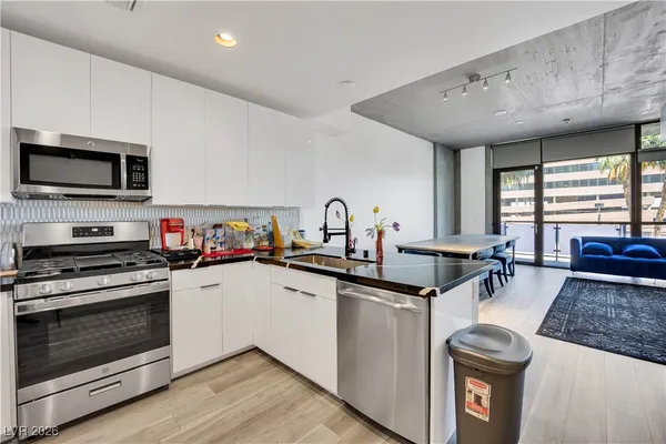 $4,000 | 353 East Bonneville Avenue, Unit 185, Las Vegas, NV 89101