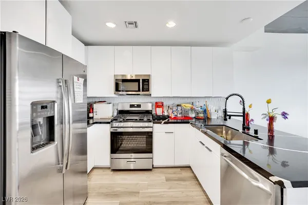 $4,000 | 353 East Bonneville Avenue, Unit 185, Las Vegas, NV 89101