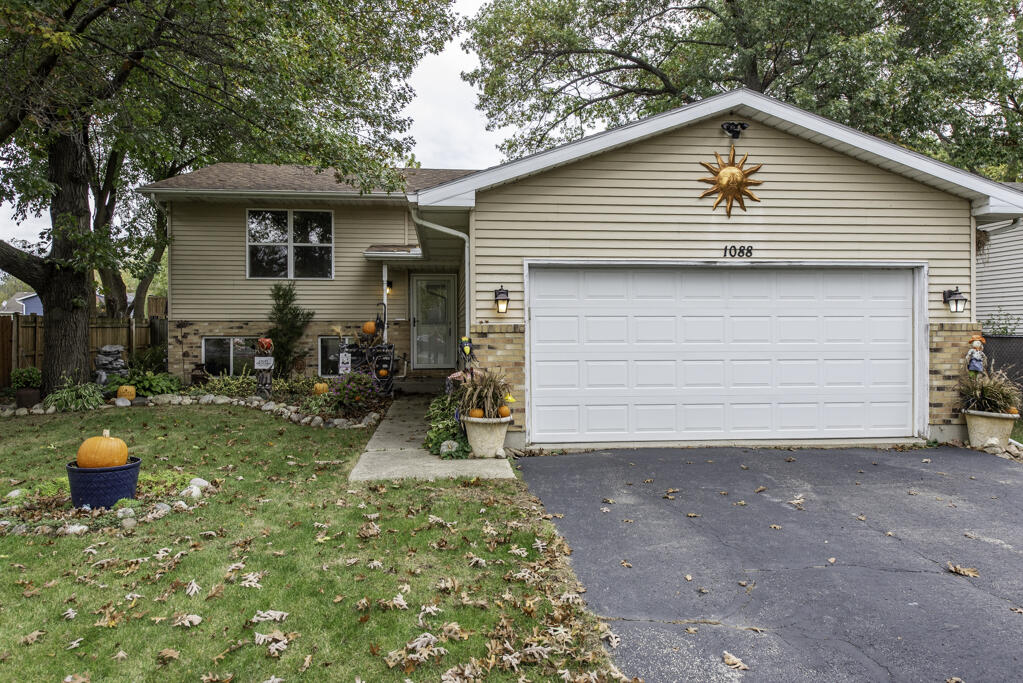 1088 102nd Street Pleasant Prairie, WI 53158 - Photo 2 of 32 DSC_9679