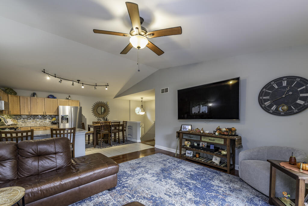 1088 102nd Street Pleasant Prairie, WI 53158 - Photo 5 of 32 DSC_9619