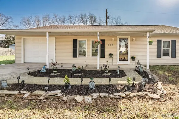 $169,000 | 304 Indiana Avenue, South Roxana, IL 62087