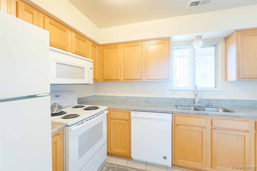 1589 O'Neil Circle Rochester, MI 48307 - Photo 7 of 14