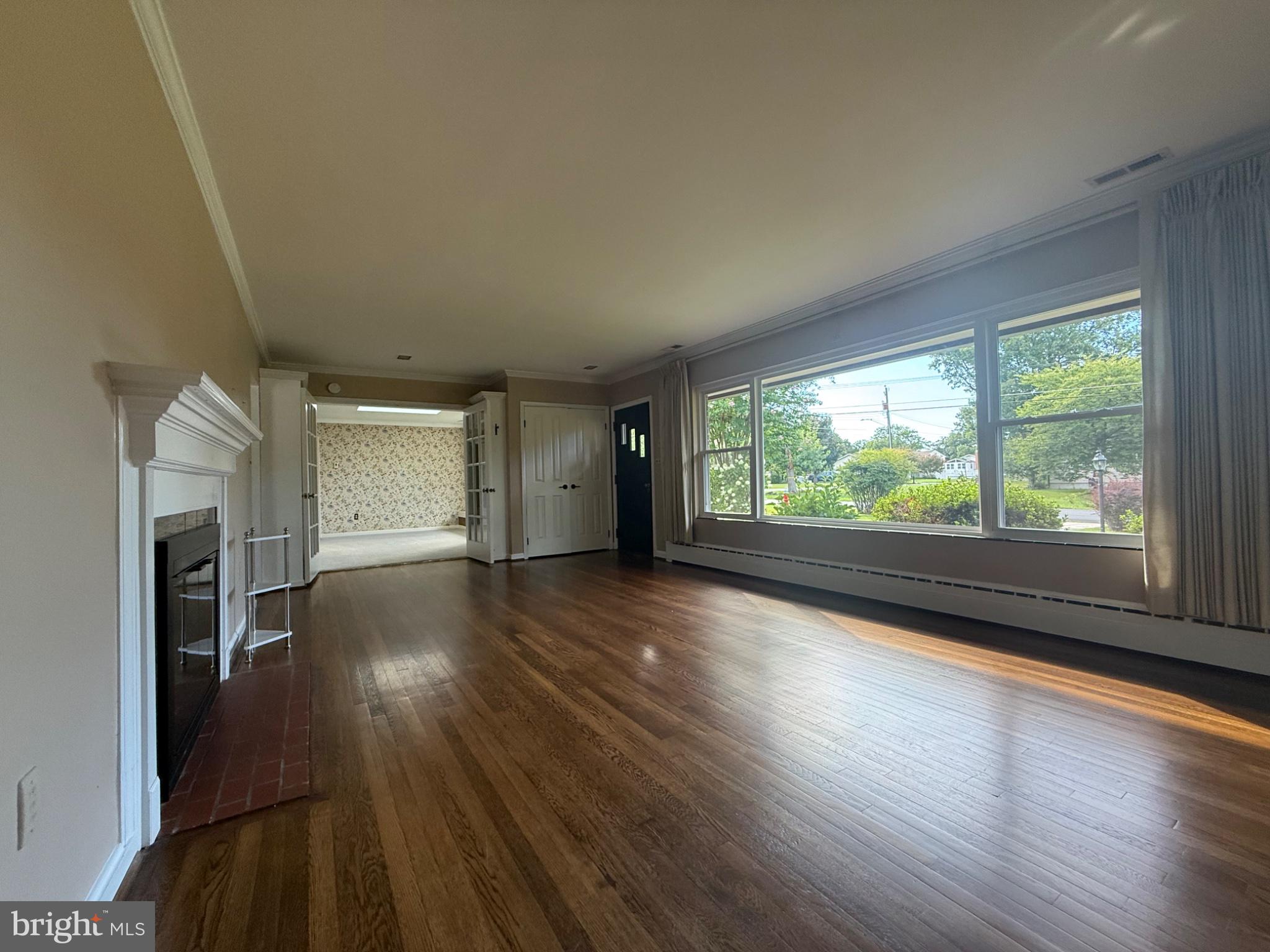6175 Cobbs Road Alexandria, VA 22310 - Photo 5 of 23 Spacious living area with natural light.