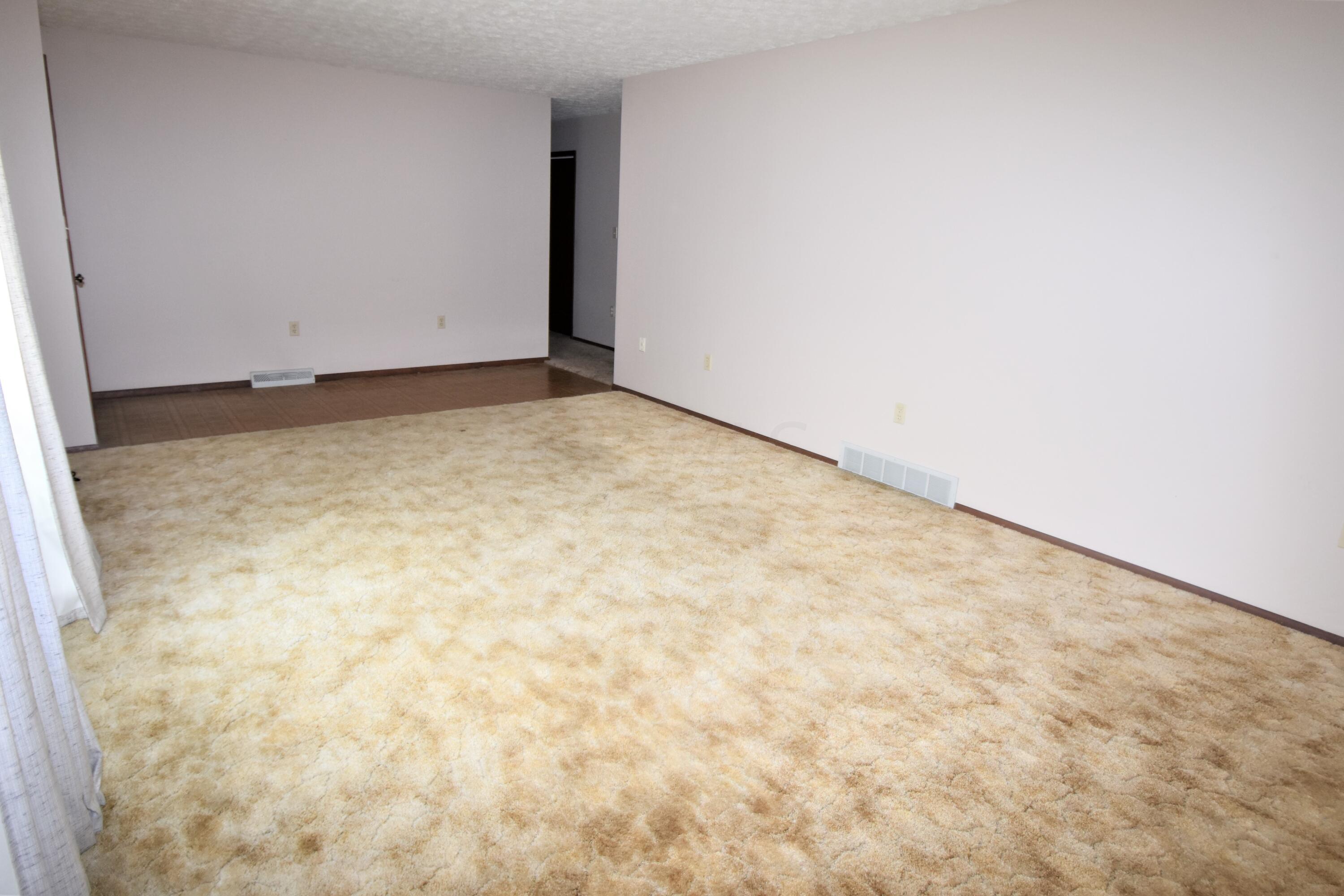 808 Cheshire Road Sunbury, OH 43074 - Photo 4 of 29 Living Room