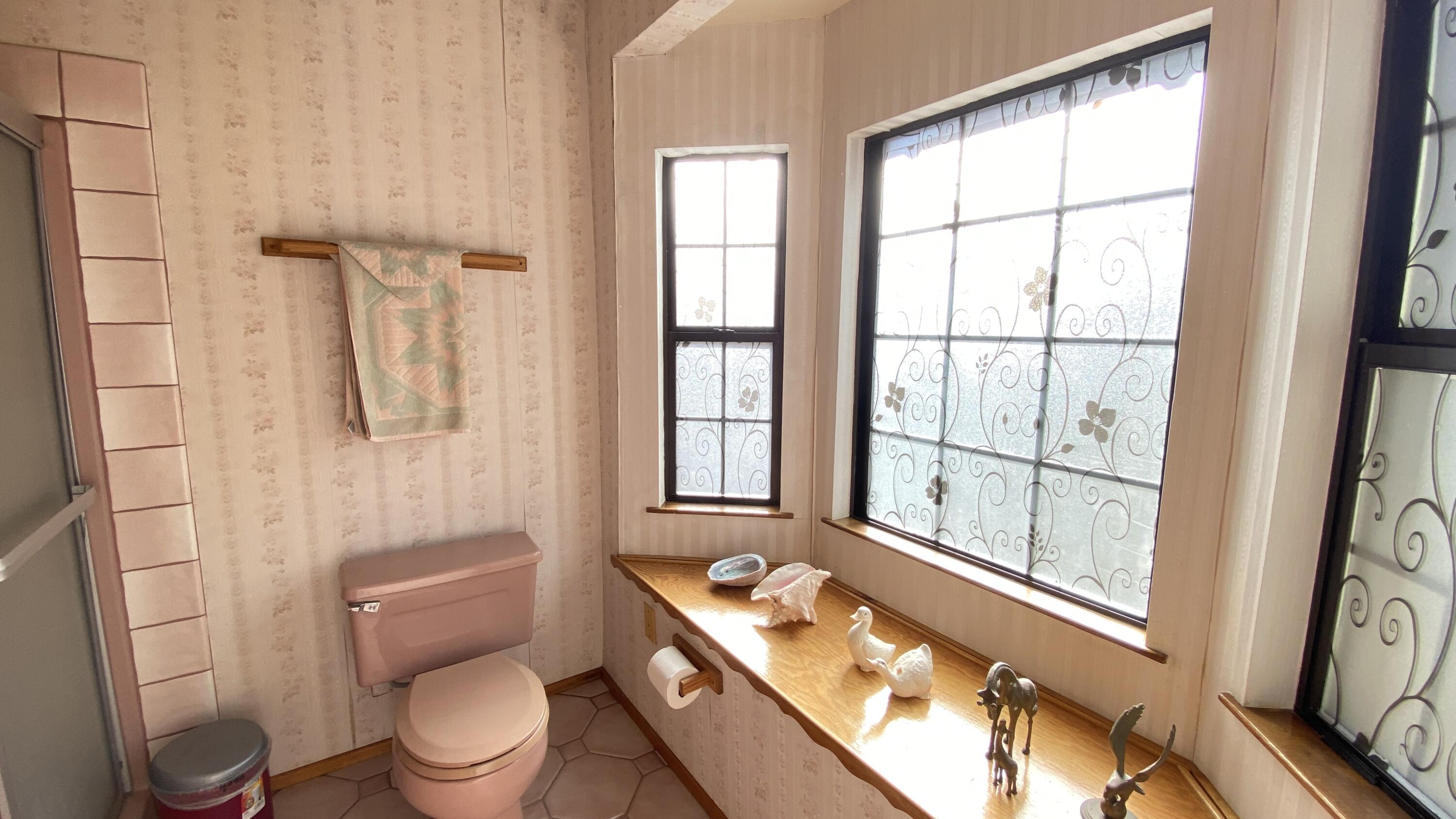 5355 Campbell Road Lompoc, CA 93436 - Photo 19 of 35 a bathroom with a granite countertop toilet a sink and a bathtub