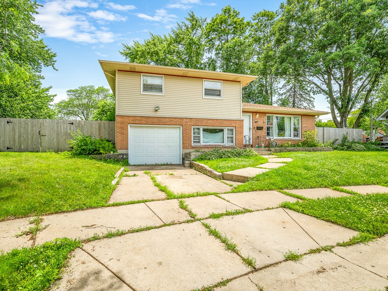 219 Walter Court Elgin, IL 60123 - Photo 3 of 36