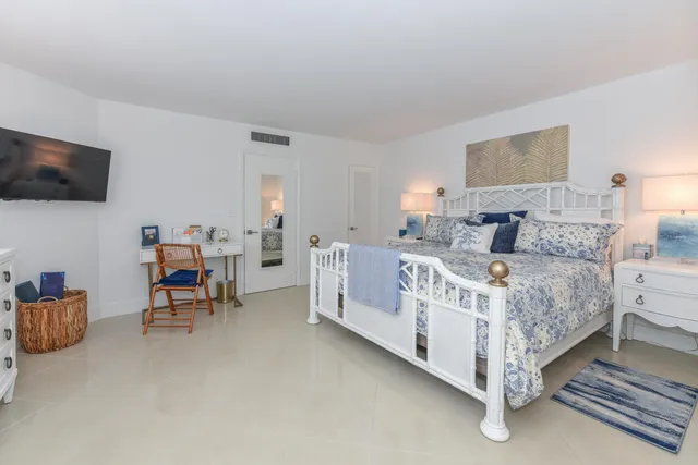 $400,000 | 2860 South Ocean Boulevard, Unit 202, Palm Beach, FL 33480