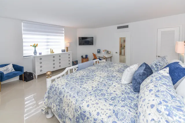 $400,000 | 2860 South Ocean Boulevard, Unit 202, Palm Beach, FL 33480