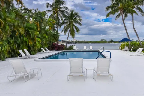 $400,000 | 2860 South Ocean Boulevard, Unit 202, Palm Beach, FL 33480