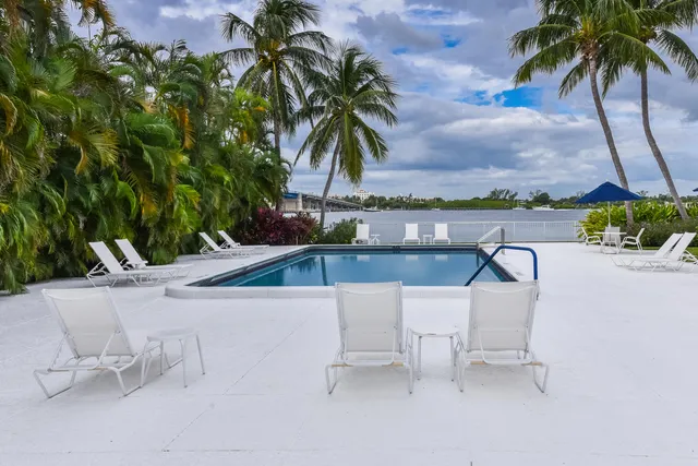 $400,000 | 2860 South Ocean Boulevard, Unit 202, Palm Beach, FL 33480