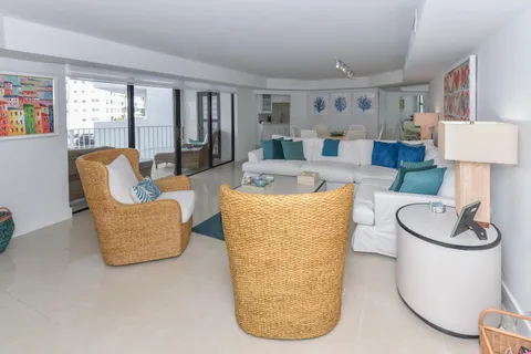 $400,000 | 2860 South Ocean Boulevard, Unit 202, Palm Beach, FL 33480