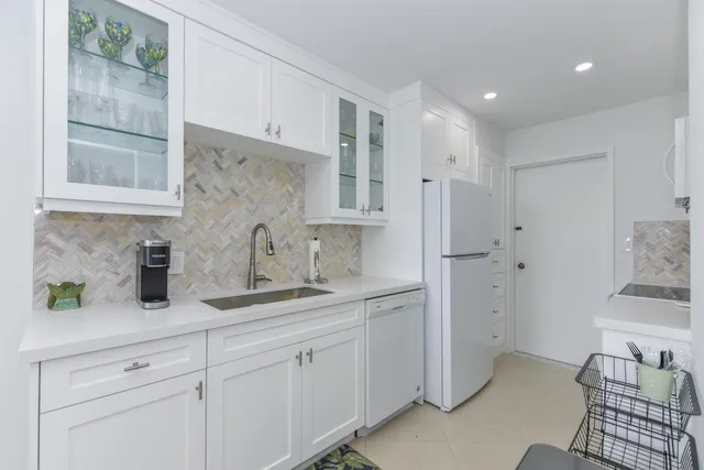 $400,000 | 2860 South Ocean Boulevard, Unit 202, Palm Beach, FL 33480