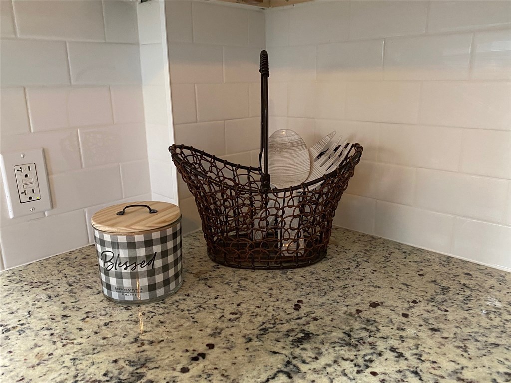 78 Delwood Road Warwick, RI 02889 - Photo 14 of 34 Newly tiled Kitcehn backsplash