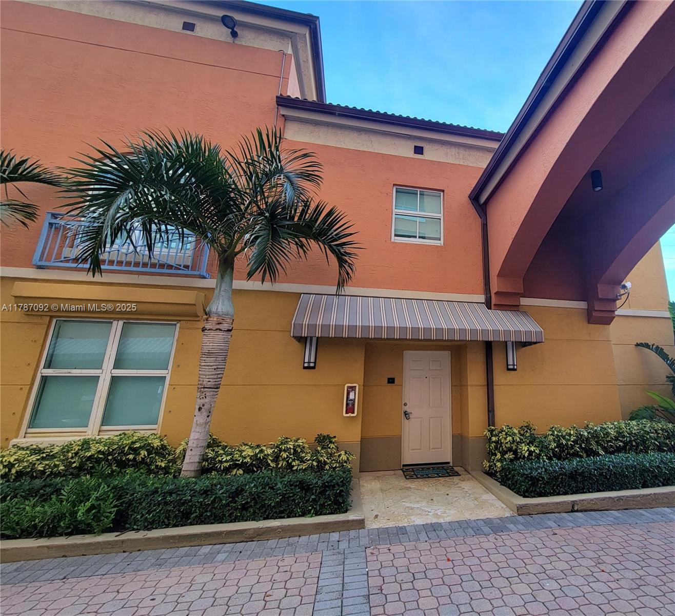 90 Alton Road, Unit 1 Miami Beach, FL 33139 - Photo 2 of 36 a front view of a house