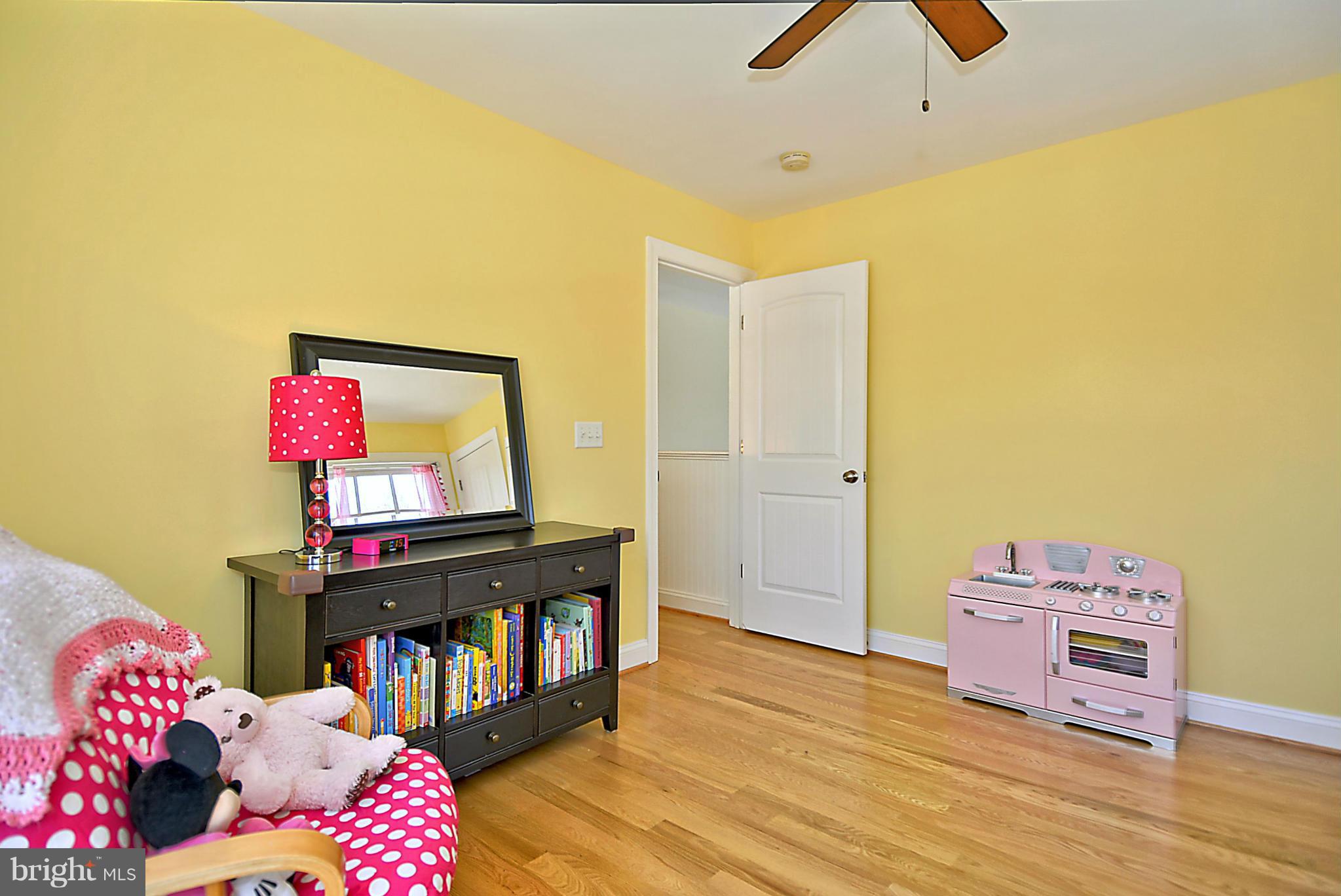 624 Truxton Road Annapolis, MD 21409 - Photo 24 of 30 a bedroom with furniture and a lamp