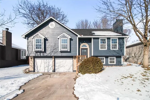 $327,900 | 209 Northeast Chateau Drive, Blue Springs, MO 64014