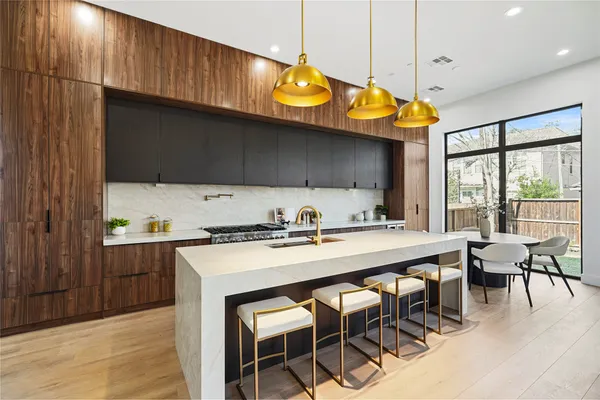 $1,875,000 | 4708 Laurel Street, Bellaire, TX 77401