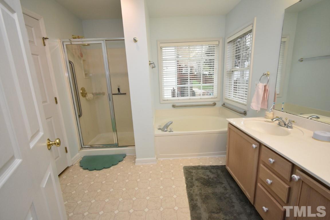 9904 Wyngate Ridge Drive Raleigh, NC 27617 - Photo 28 of 39 a bathroom with a tub sink and mirror