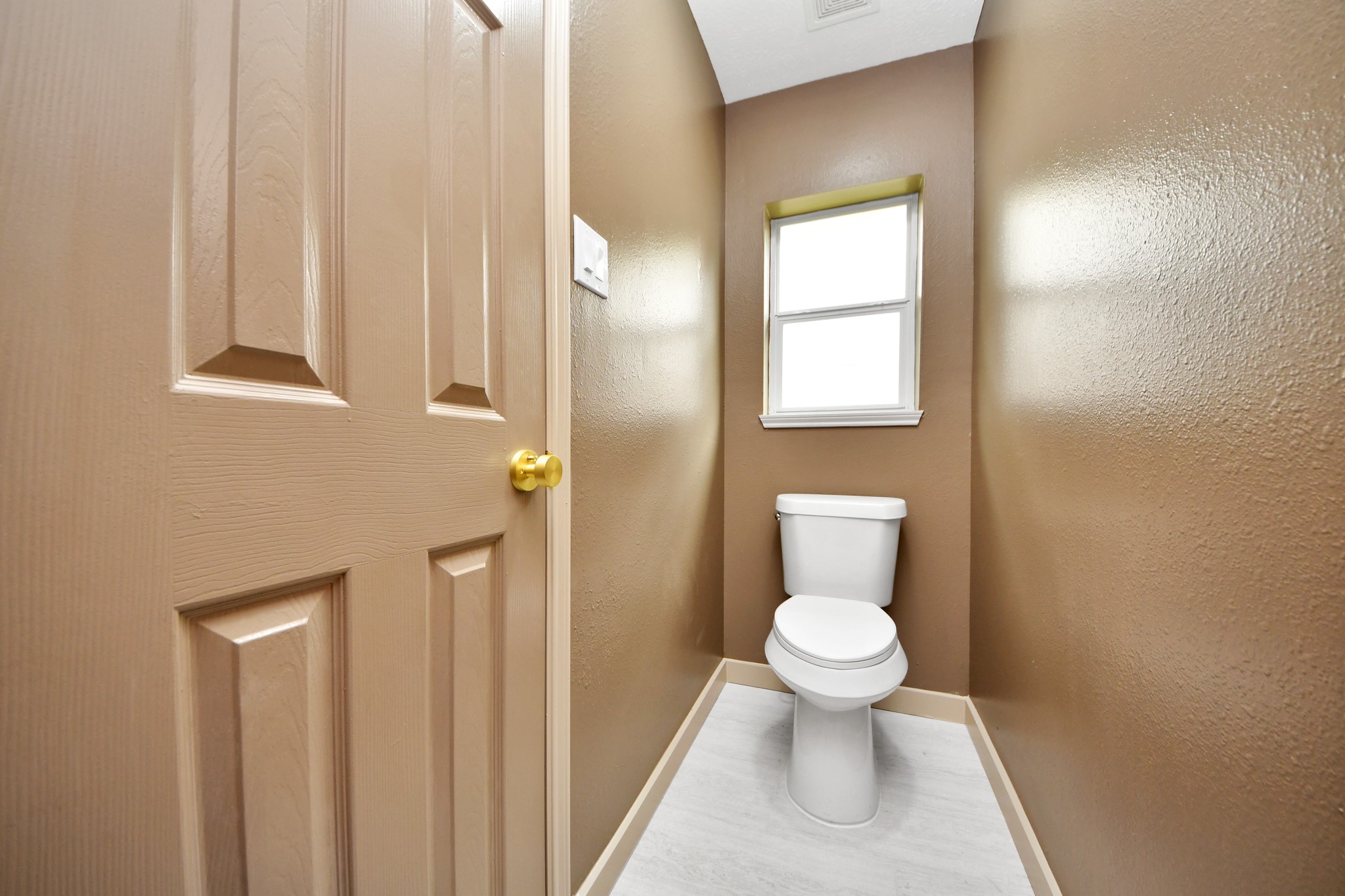 14423 Gadwall Court Houston, TX 77044 - Photo 36 of 42 a bathroom with a toilet