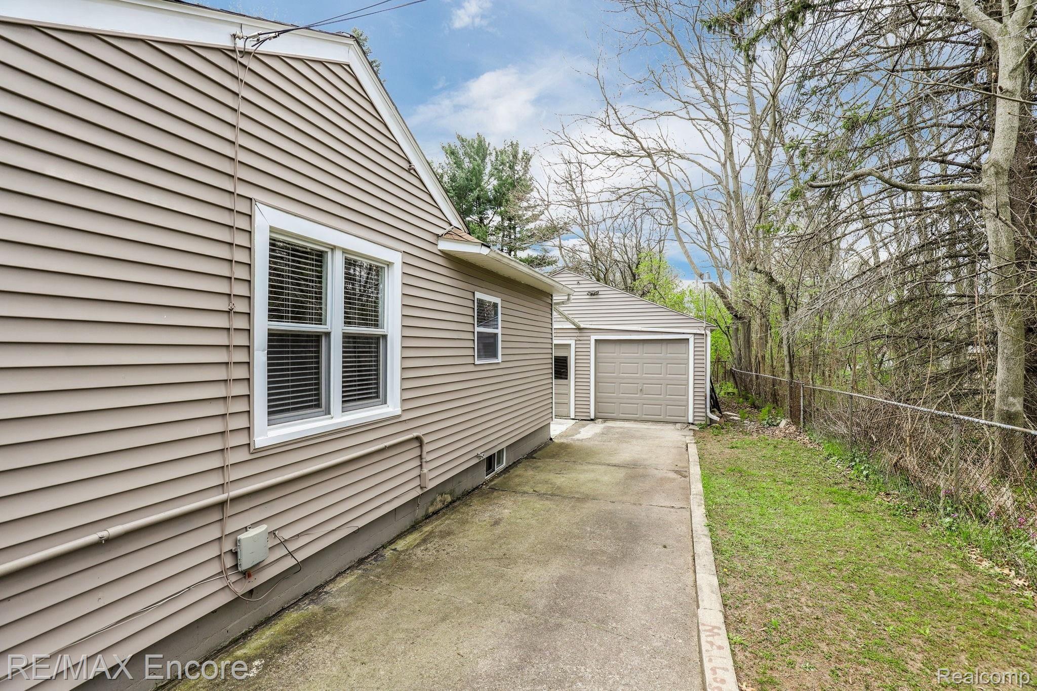 622 Pine Tree Road Lake Orion, MI 48362 - Photo 25 of 28 Driveway