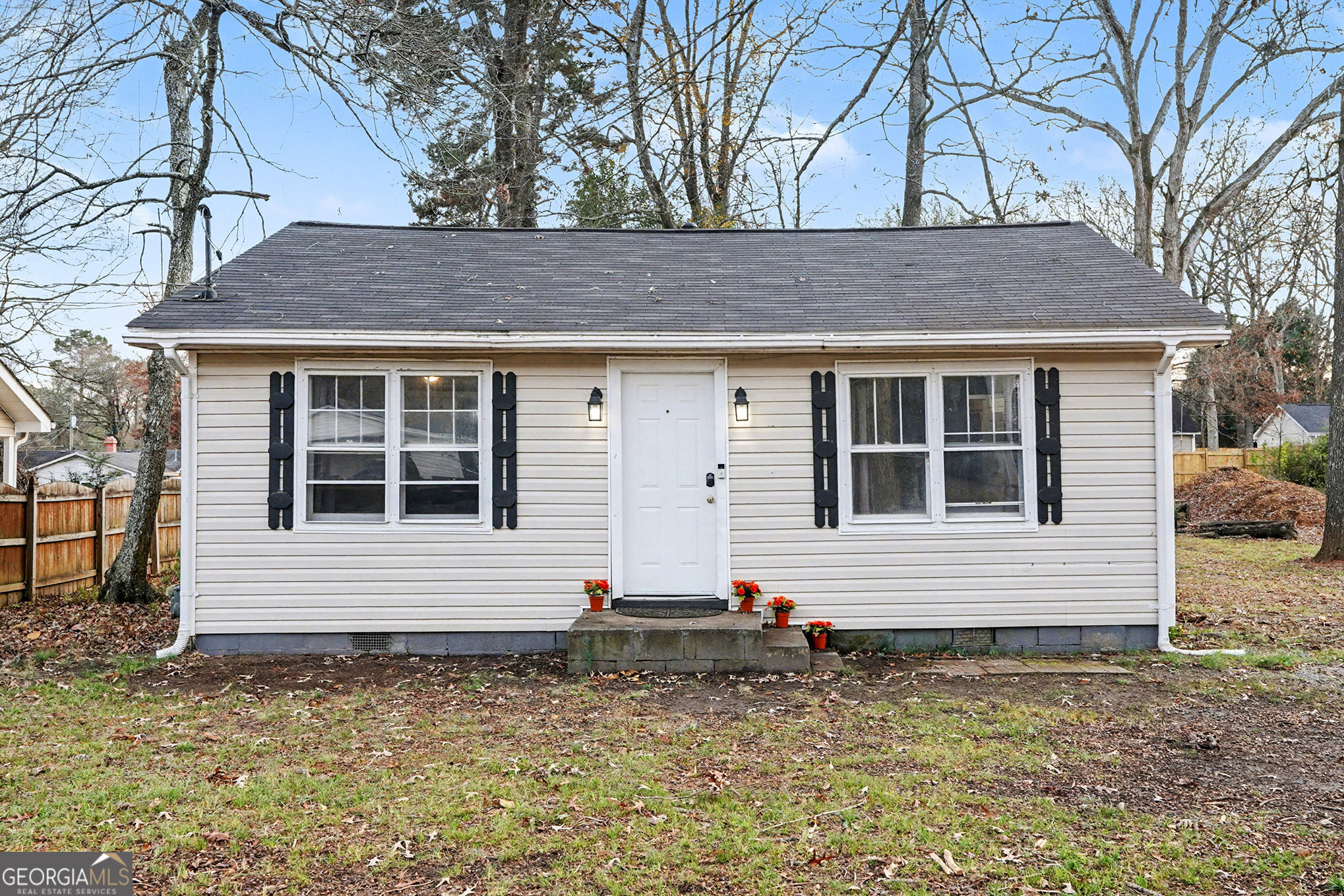 112 Oak Avenue Griffin, GA 30224 - Photo 2 of 16 a front view of a house with a yard