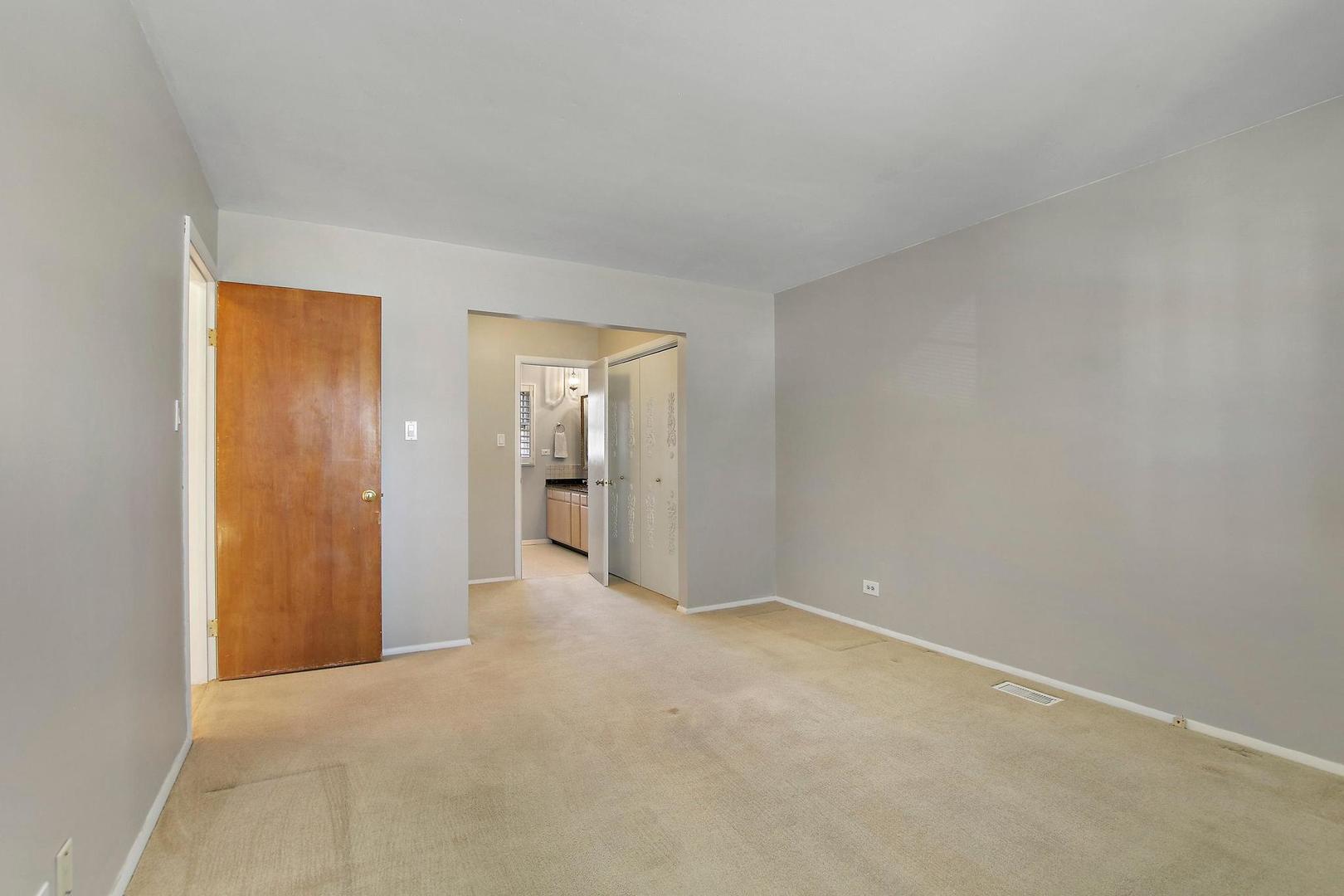 1155 Cayuga Drive Northbrook, IL 60062 - Photo 15 of 28 an empty room with a bathroom