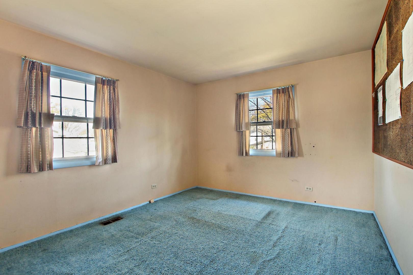 1155 Cayuga Drive Northbrook, IL 60062 - Photo 21 of 28 an empty room with windows
