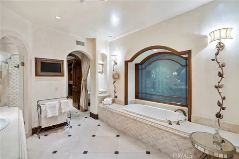 $10,500,000 | 7 Lochmoor Lane, Newport Beach, CA 92660