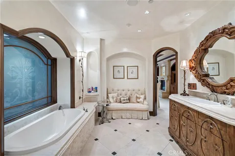 $10,500,000 | 7 Lochmoor Lane, Newport Beach, CA 92660