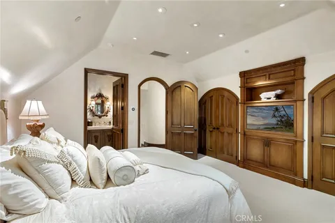 $10,500,000 | 7 Lochmoor Lane, Newport Beach, CA 92660