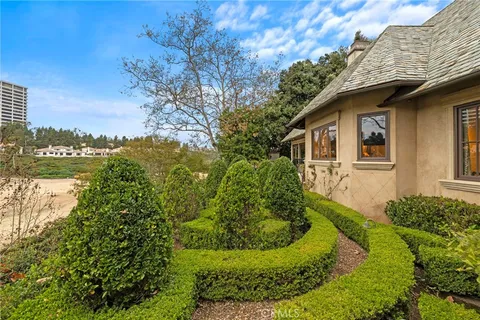 $10,500,000 | 7 Lochmoor Lane, Newport Beach, CA 92660