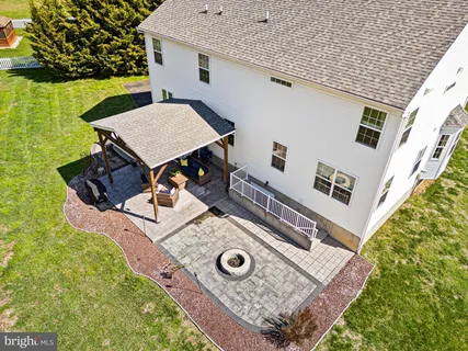 a view of a house with backyard